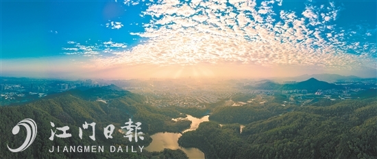 1月1日，清晨，陽光穿透云層，照耀著江門市區。